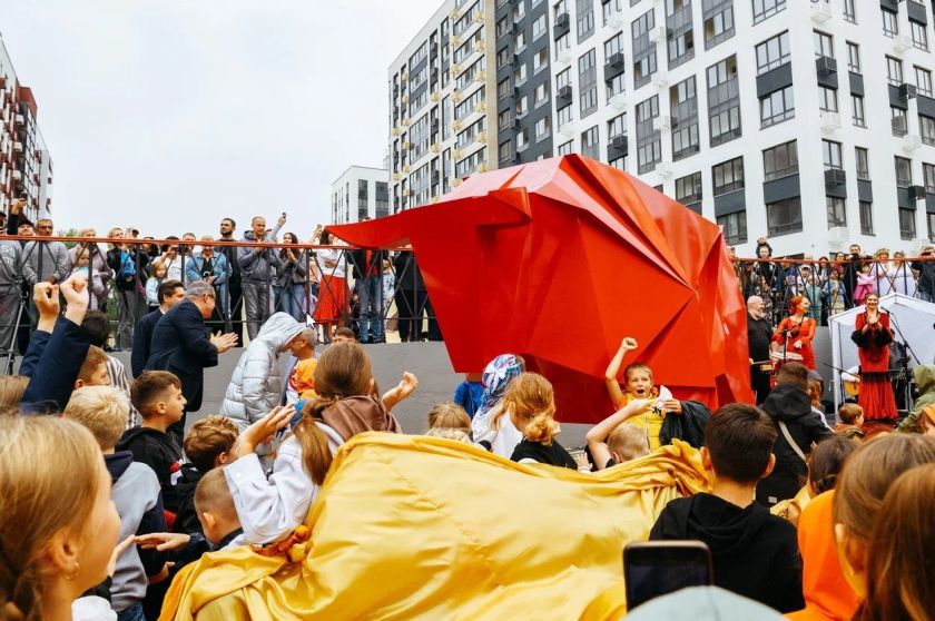 Трехметровый красный бык поселился на Севильском бульваре в Москве